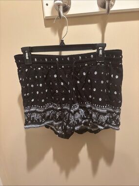 Old Navy Black Bandana-Print Elastic-Waist Women’s Shorts